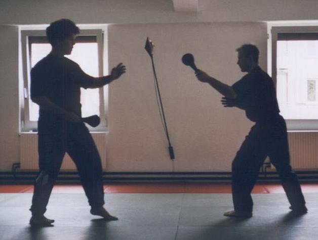 die mikrophonartigen Dinger sind Messer'imitate', mit denen auch ins Gesicht gestochen werden kann.