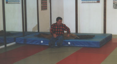 Er bevorzugt die &Uuml;bernachtung im Dojo einer Autofahrt nach Hause...  